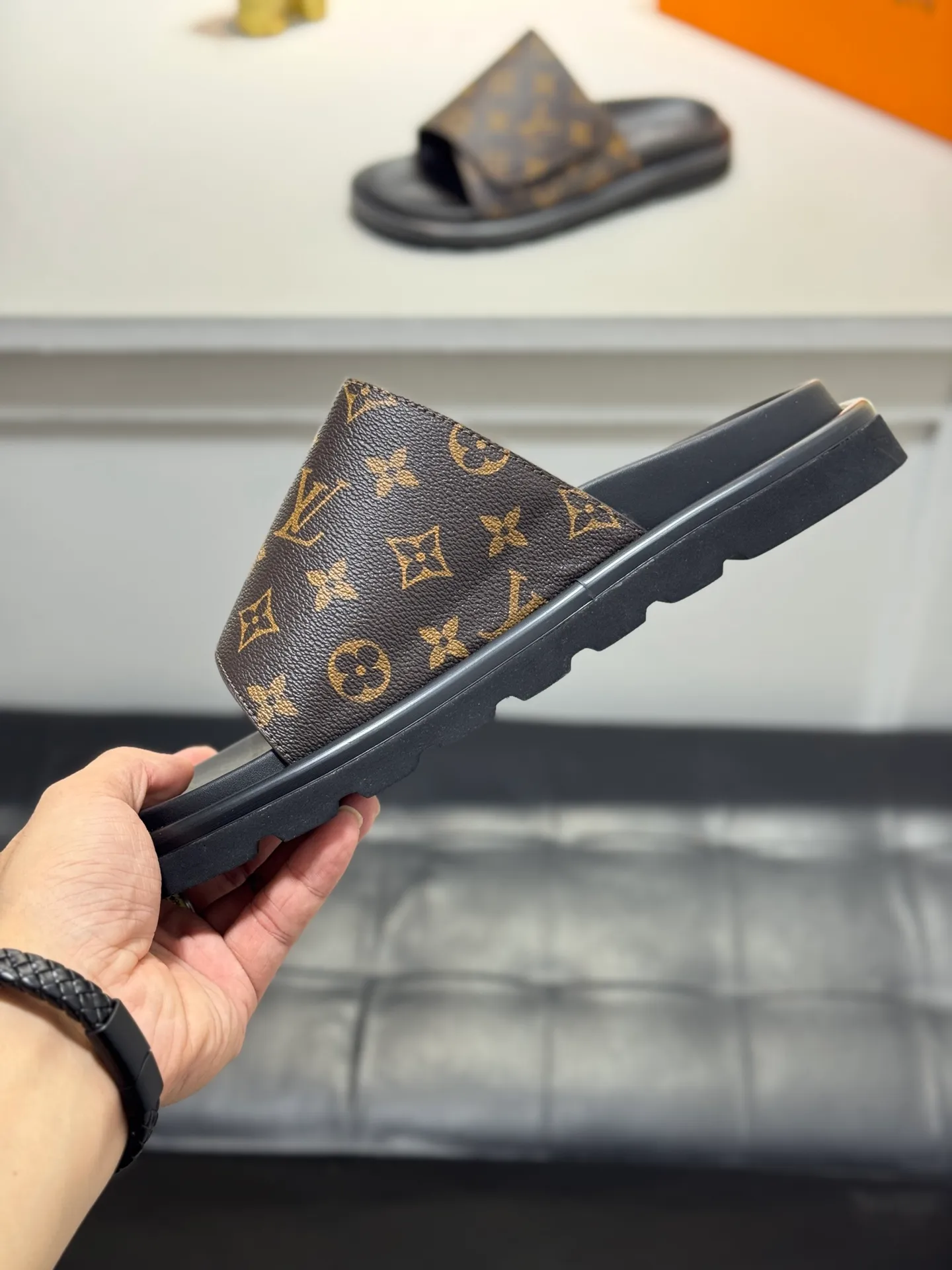Men's Men's Shoes💰360 [New Style]🦇🦇Top Original [Louis Vuitton] Slippers for Couples👫Spring and Summer Style🎯🎯As an active family in the fashion industry ⭐ Lv takes bold innovation as its true nature ⚡Fabric and floral with hardware🔥Clean and neat ⚡Fashionable and elegant🌹Multiple colors available Size: 36-44 (45. Customized